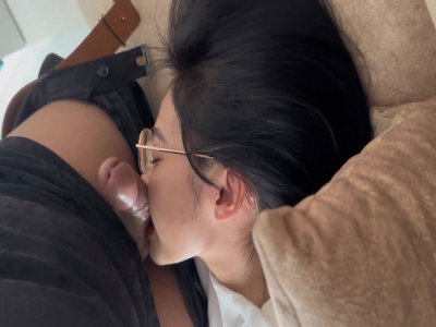 Em sinh viên kính cận mút phê quá vứt cả kính sang bên